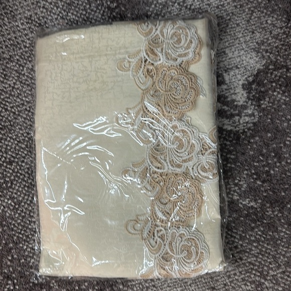 Table cloth - Picture 3 of 4